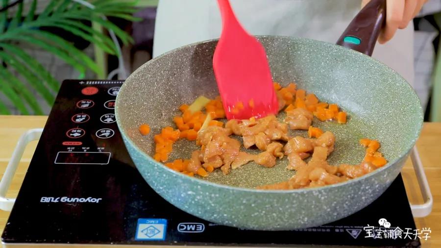 放入鸡胸肉翻炒至变色