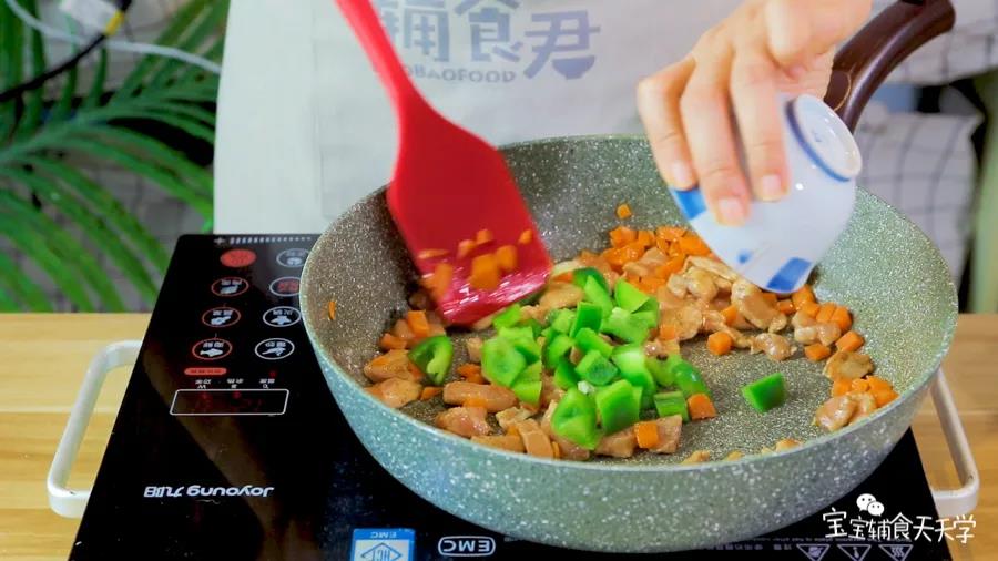 放入青椒，继续翻炒