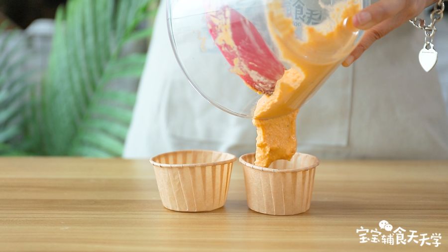 面糊倒进模具中，约7分满