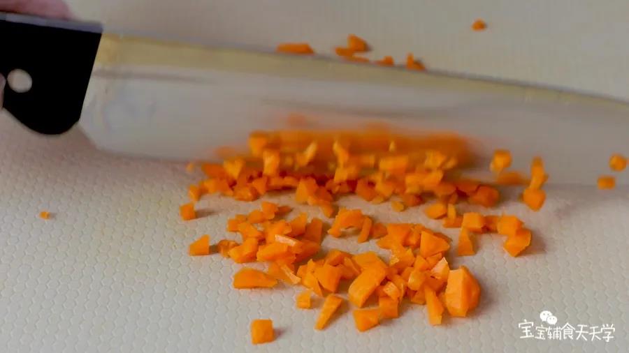 第5步：胡萝卜切粒焯水