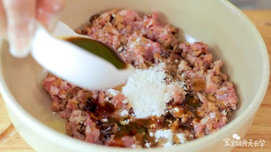 香菇肉末放到碗里，加入玉米淀粉