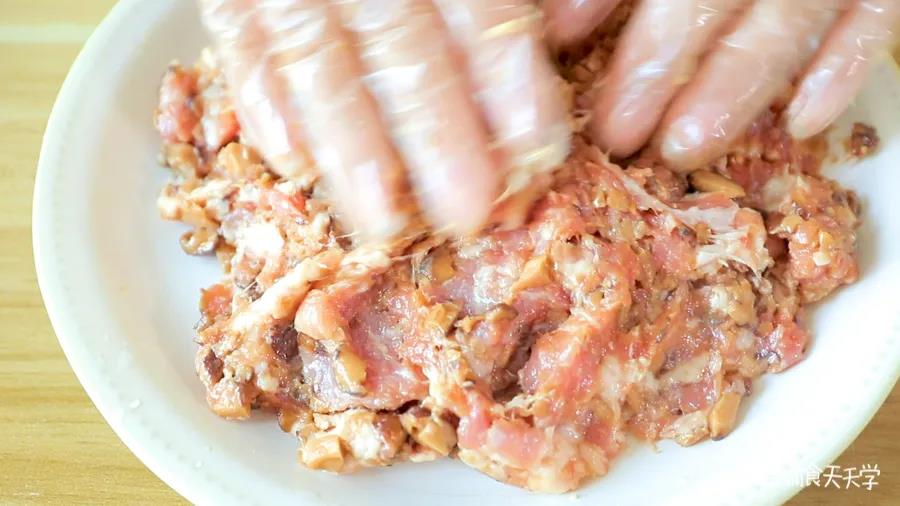 取一个浅口盘子，把肉糜平铺到盘子上