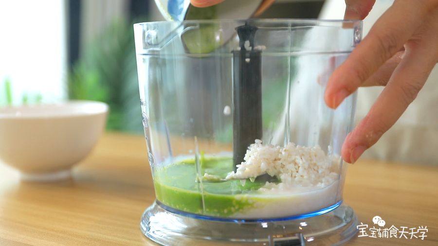 第4步：加入牛奶和菠菜汁
