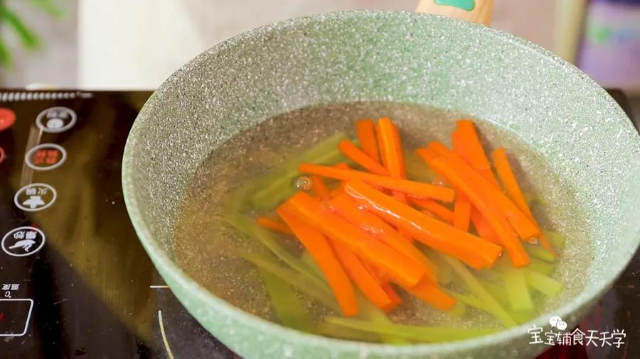 煮开一锅水，把胡萝卜条、莴笋条焯水，捞出沥干备用