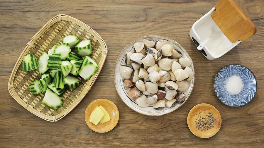 食材准备：白贝500g(买回来清水养一段时间更好)，去皮丝瓜段250g，姜片2片，白砂糖、盐、食用油适量，黑胡椒(可选)