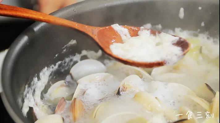 用勺子耐心撇走浮沫