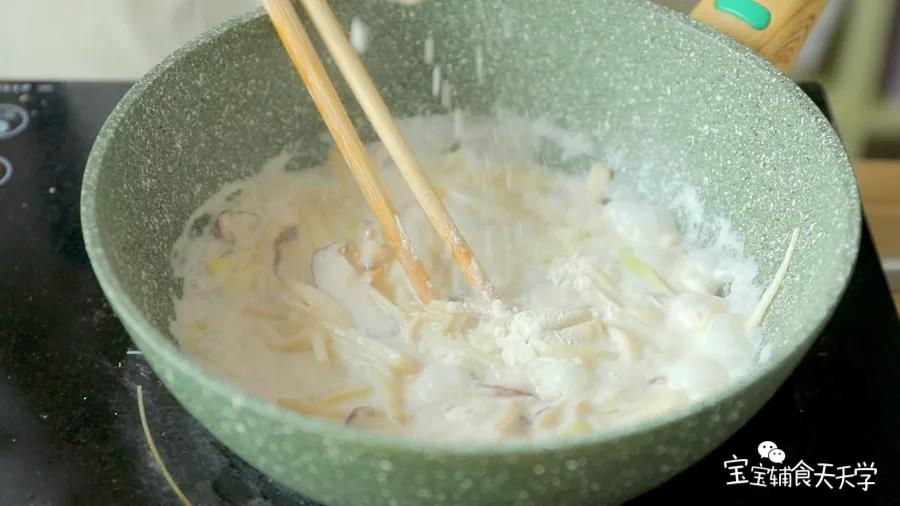 加入盐调味，撒入少量面粉让酱汁浓稠即可，备用