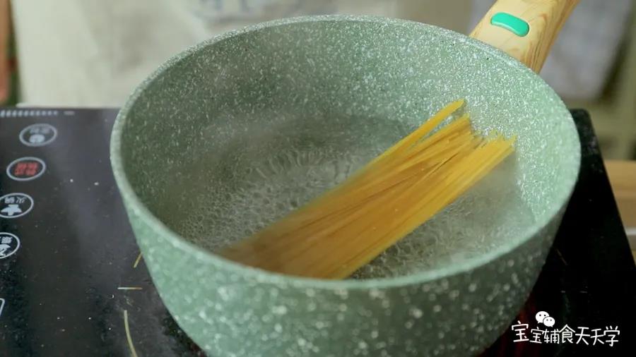 烧开一锅水，放入面条煮熟
