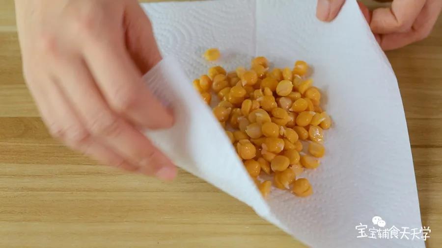 用厨房纸尽量吸干鹰嘴豆表面的水分