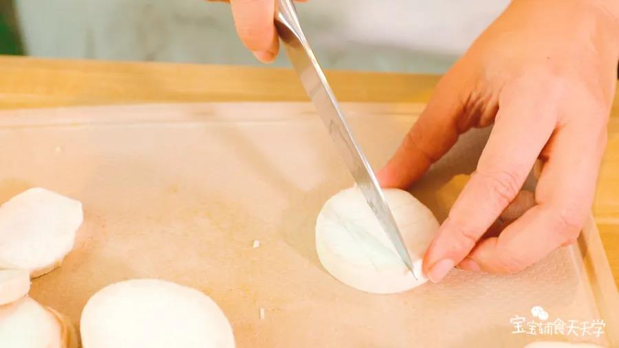 杏鲍菇切约1cm厚度的片，割井字花纹