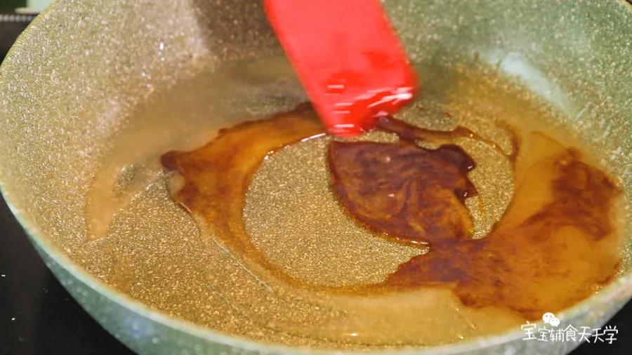 原锅倒入生抽、砂糖、玉米淀粉水烧开做成酱汁
