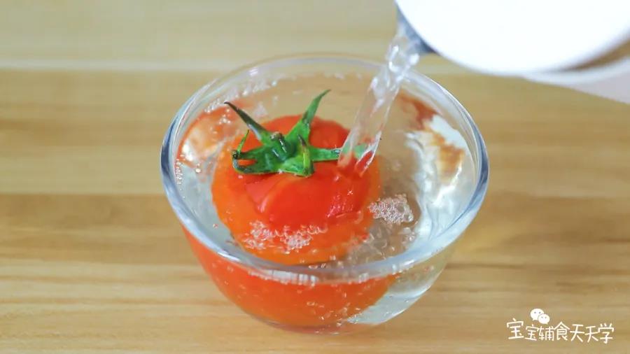 番茄倒入热水浸泡，浸泡后去皮更轻松