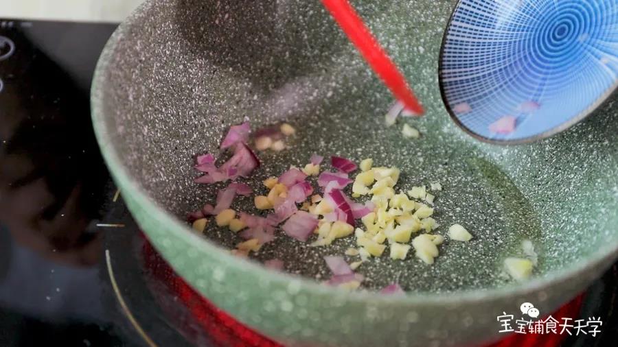 锅里倒油，小火加热，倒入蒜末、洋葱丁