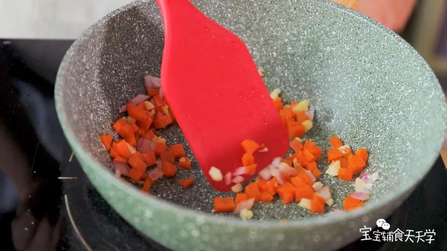 倒入胡萝卜翻炒