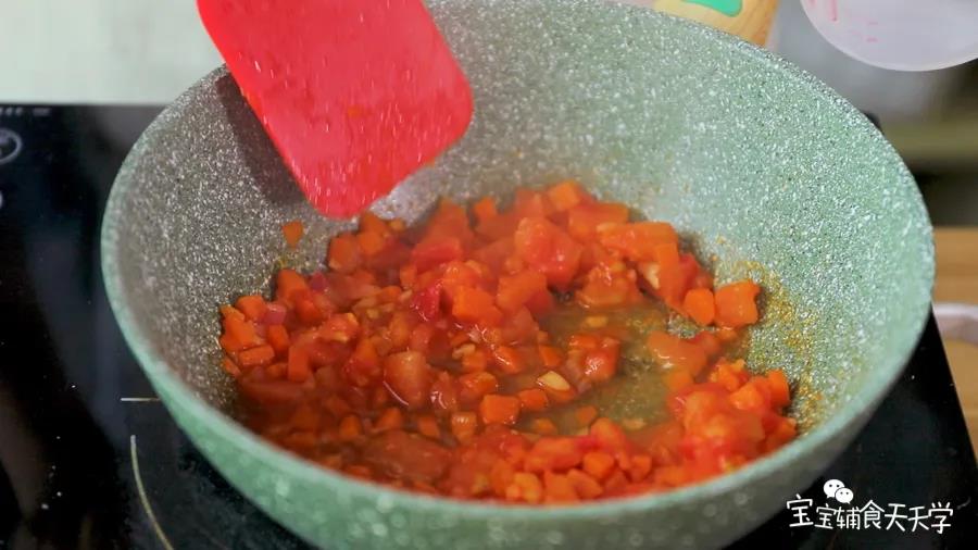 倒入番茄翻炒，加入少量清水煮至番茄出汁