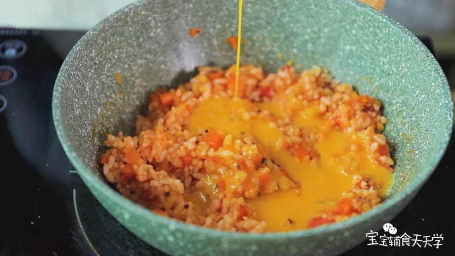 倒入蛋液翻炒均匀