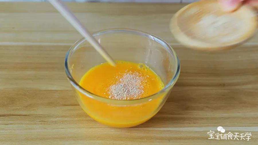 第3步：倒入虾皮粉混合均匀