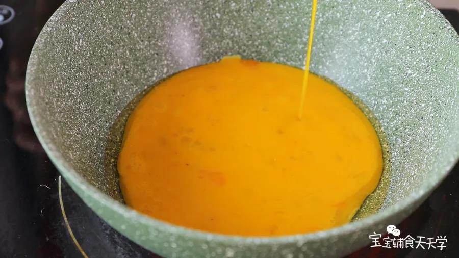 第4步：锅里倒油，小火加热，倒入蛋液