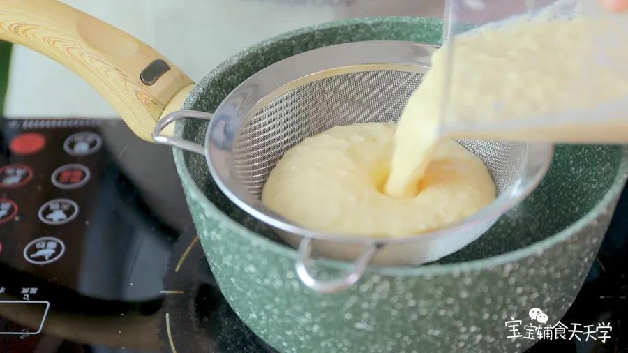 将打好的豆浆过筛，或倒入纱布中，过滤出豆浆