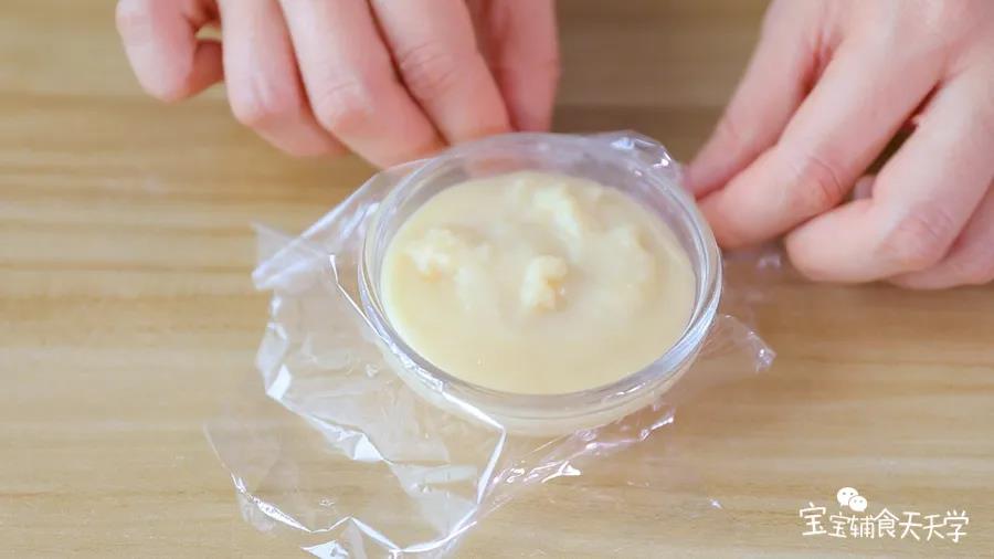 倒入准备好的模具中，包上保鲜膜，放入冰箱冷藏2小时