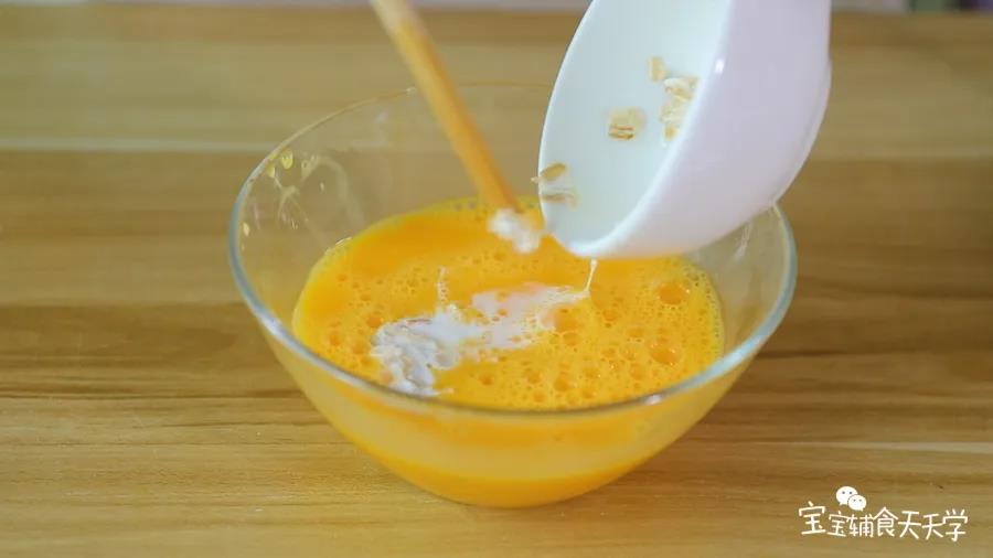 倒入牛奶燕麦混合均匀