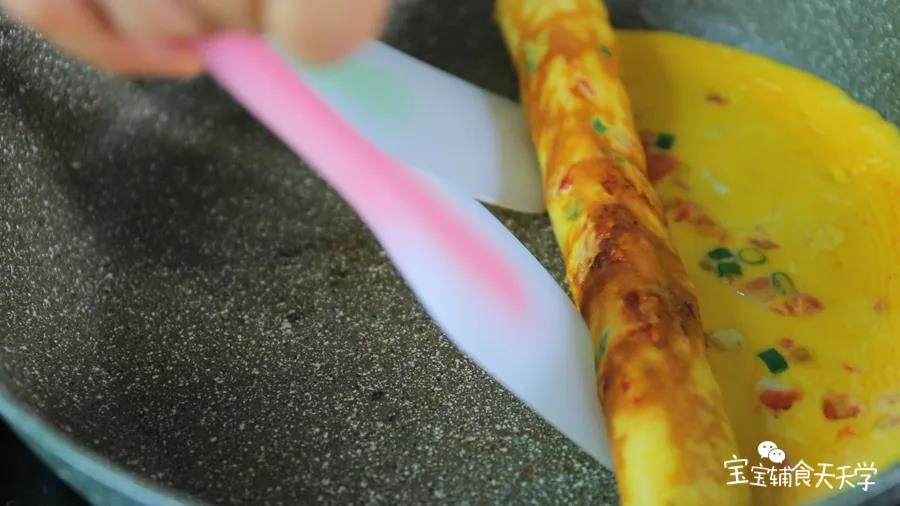 底部干燥后向一头卷起，再倒入一层蛋液