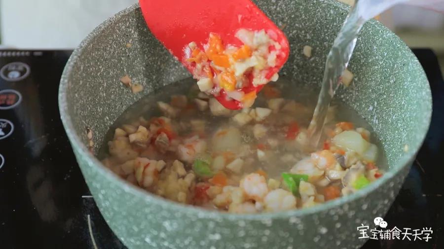 倒入适量清水没过食材烧开