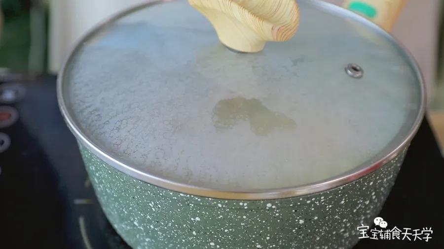 加盖焖煮至食材软烂