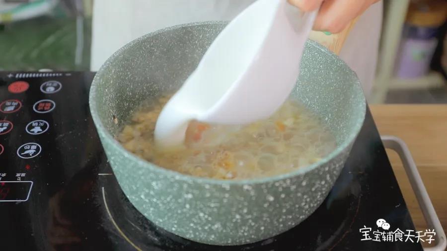 倒入牛奶烧开至喜欢的粘稠度