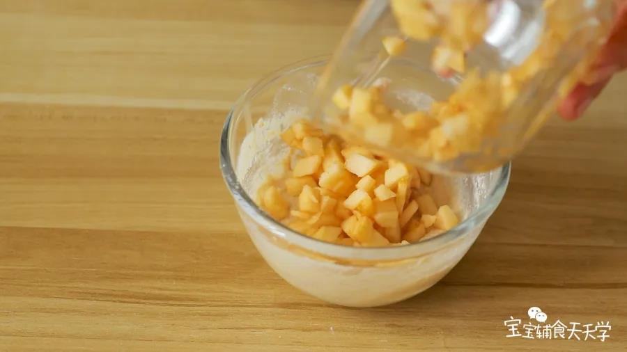 倒入苹果丁拌匀