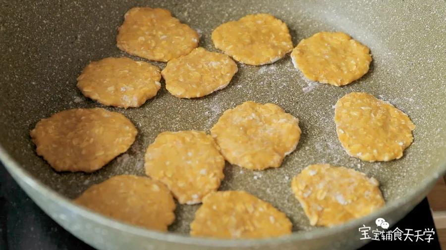 小火加热平底锅，放入小饼小火慢烘