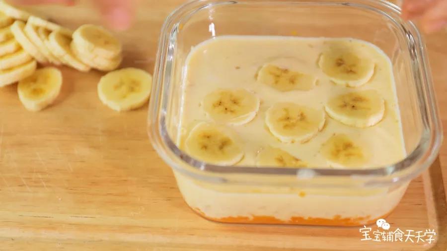 表面铺上香蕉片