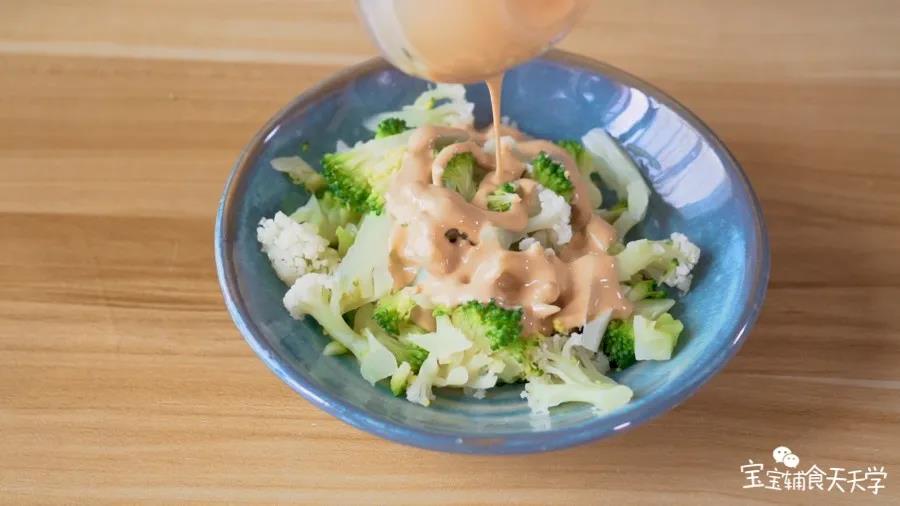 淋上西兰花和花菜上，拌匀食用