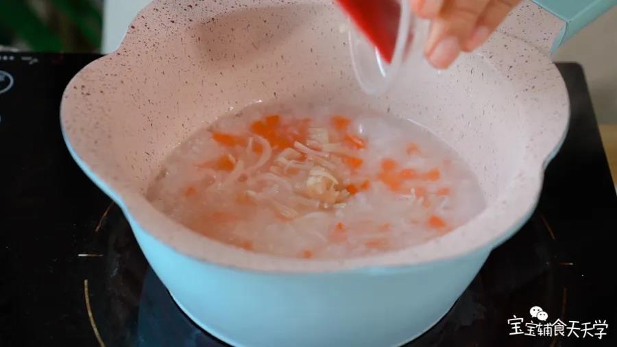 干贝浸泡好后撕成丝倒入煮至粘稠软烂即可