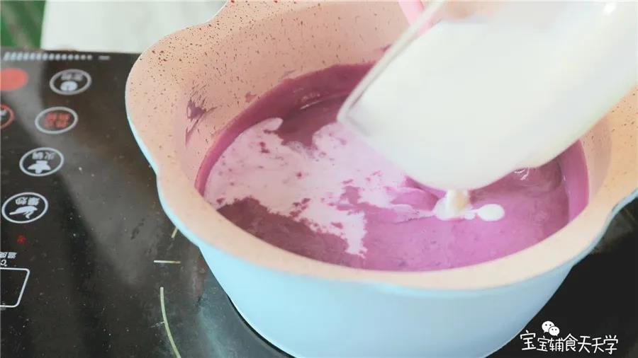 倒入玉米淀粉糊，继续小火加热不停搅拌至面糊变粘稠、熟透