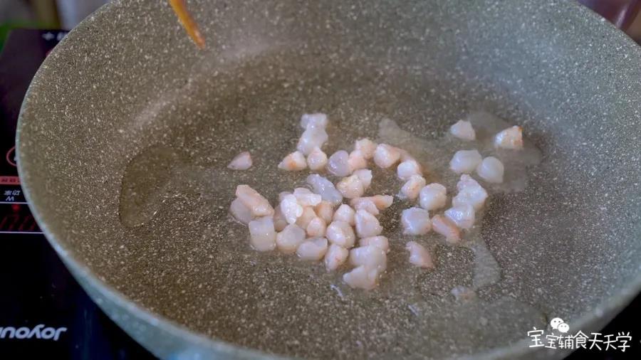 锅里倒油，小火加热，倒入虾仁碎翻炒