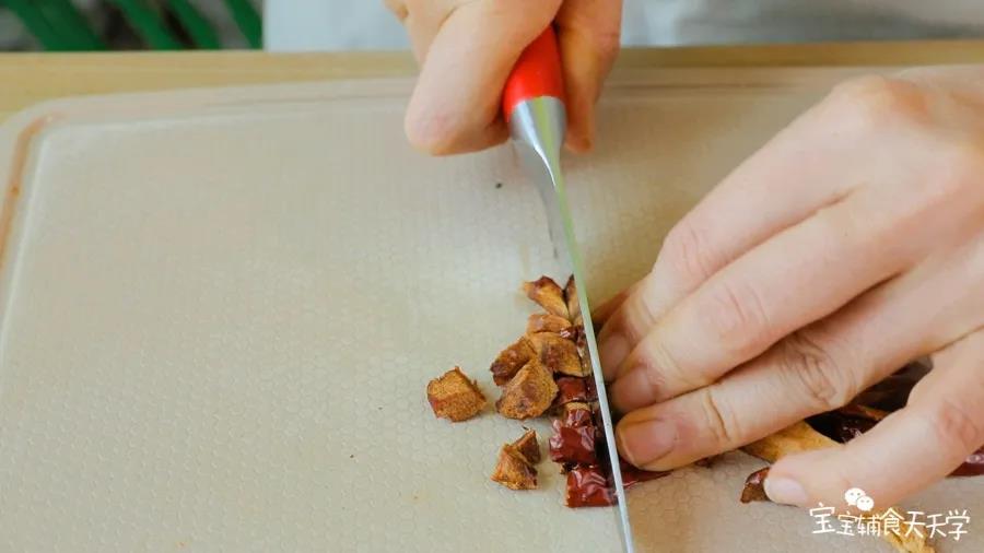 第2步：红枣去核切粒