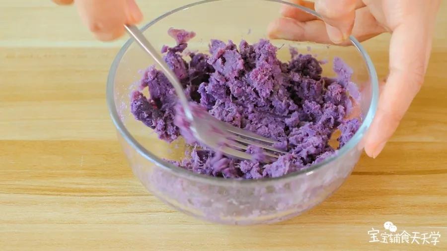 第3步：紫薯捣烂成泥