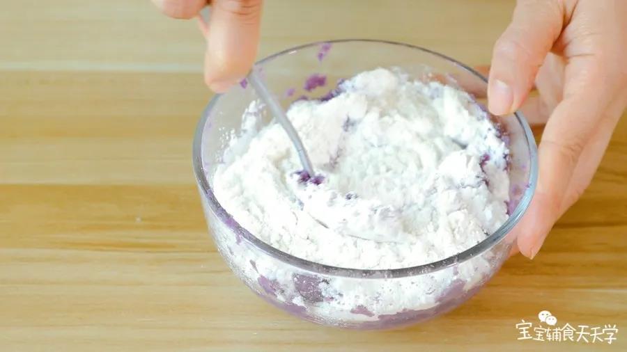 第5步：倒入糯米粉和大米粉翻拌均匀