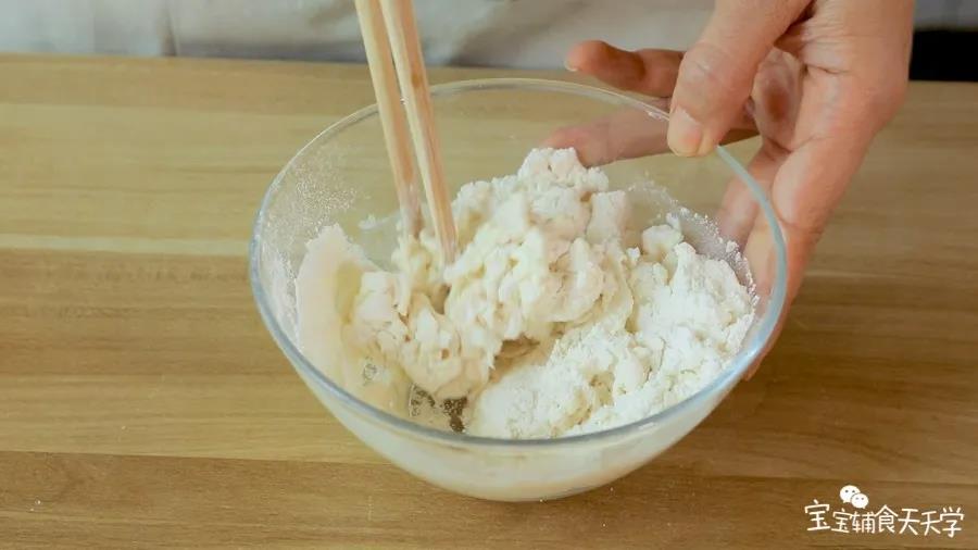 中筋面粉边倒水边用筷子搅拌成棉絮状