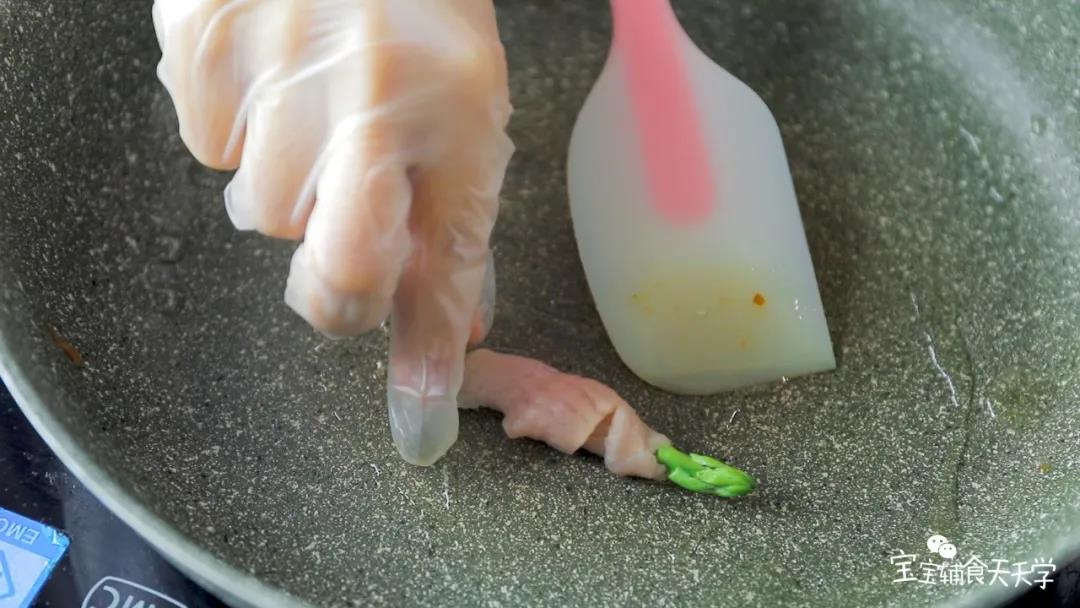 放入猪肉卷，煎至一面熟了