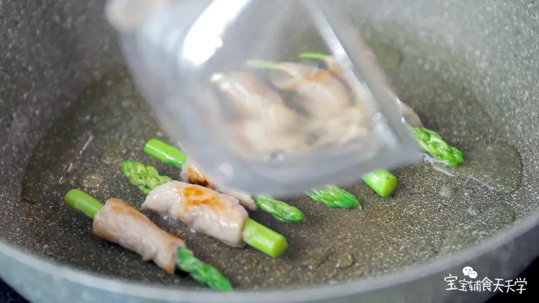 煎至猪肉差不多熟后，沿边倒入少量清水，加盖焖2-3分钟