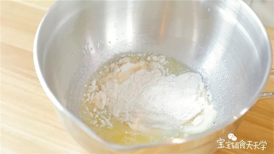加入粘米粉搅拌均匀