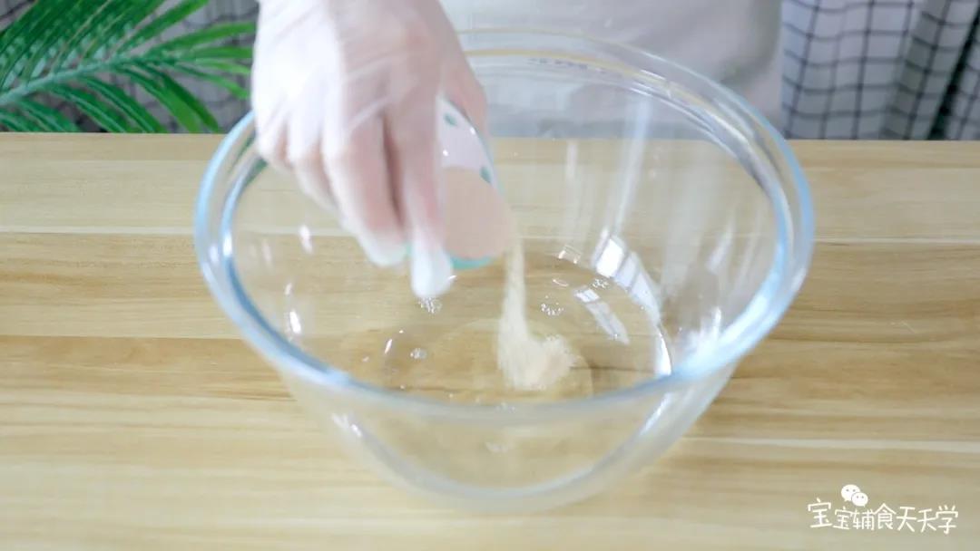 准备一个碗，倒入清水、酵母和白糖搅拌均匀