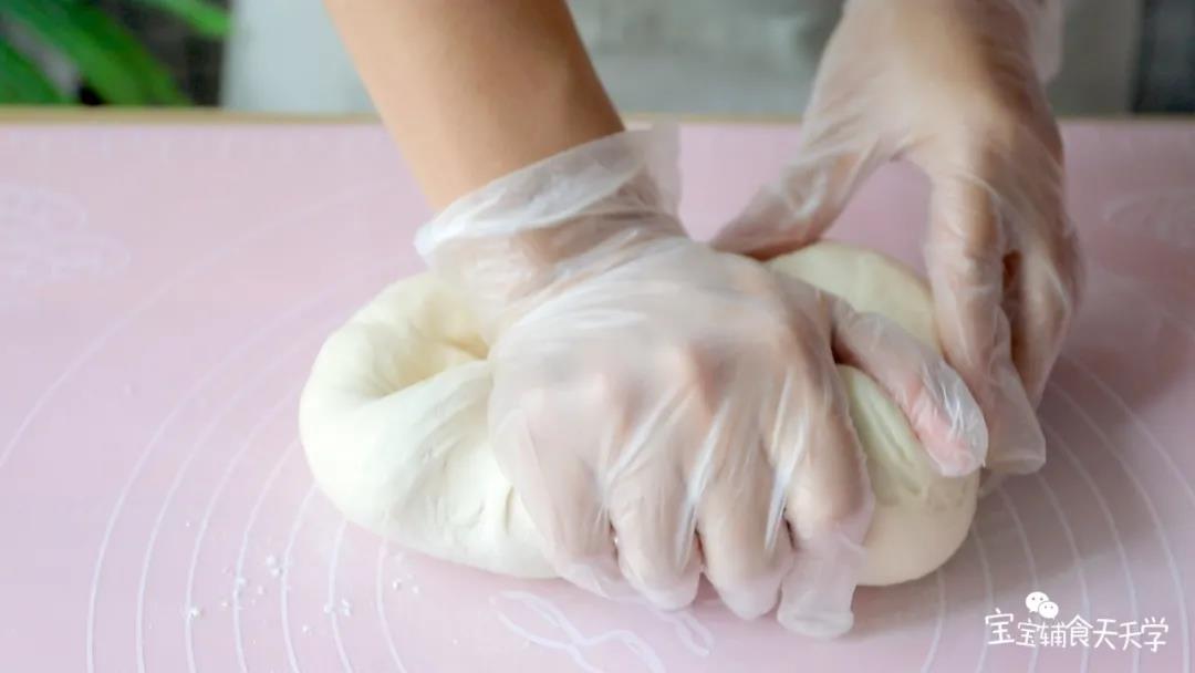 松弛后的面团，放在揉面垫上排气、揉匀