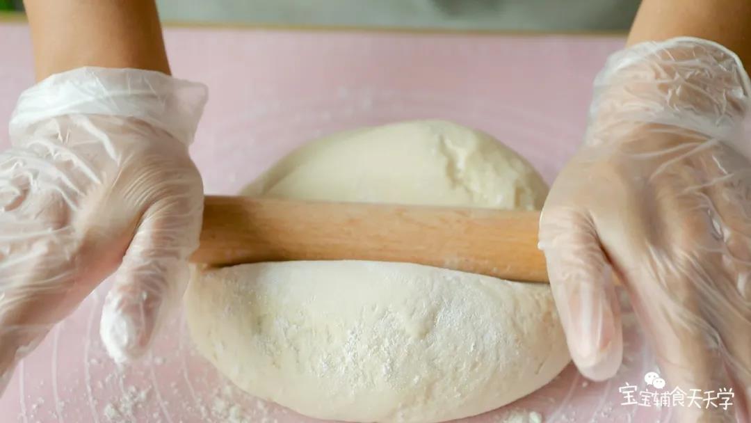 撒上一点面粉在揉面垫上，用擀面杖擀成面片