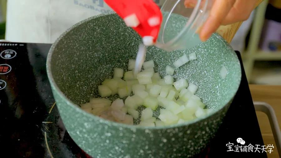 锅里倒油，小火加热，倒入鲜虾粒和冬瓜粒翻炒炒香