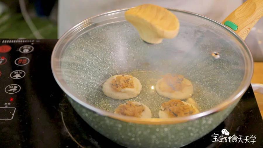 加盖，小火焖至每一个小饼干燥熟透即可