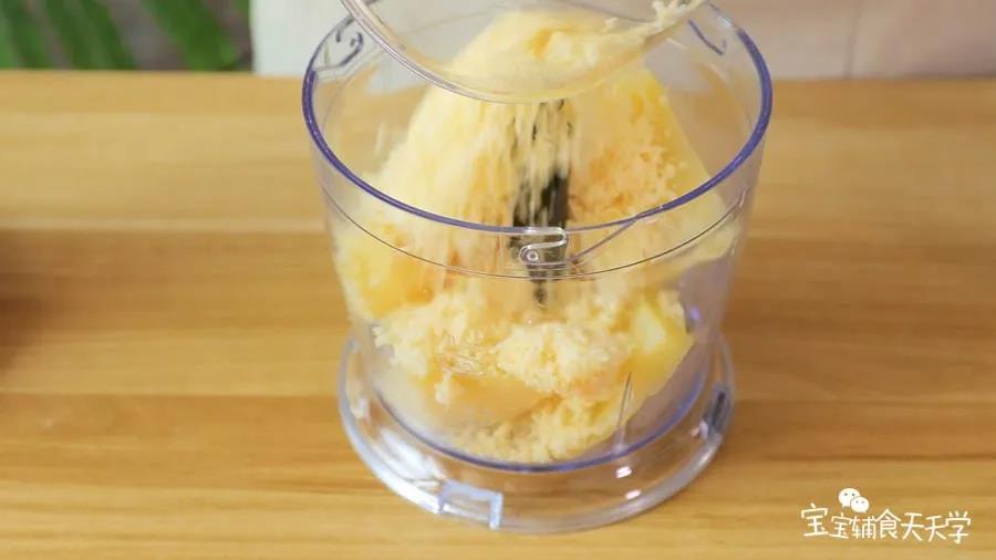 熟土豆与20克奶酪和黄油倒入辅食机里搅拌均匀