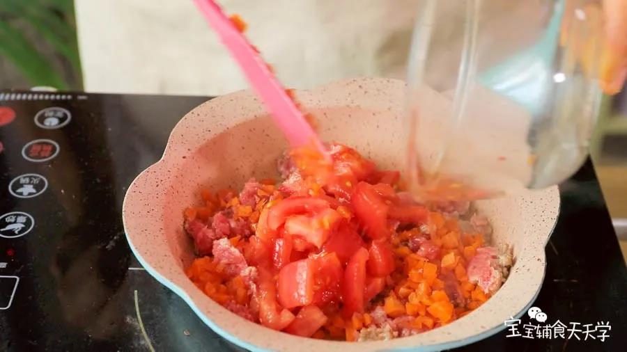 锅里倒油，小火加热，倒入牛肉番茄胡萝卜碎翻炒